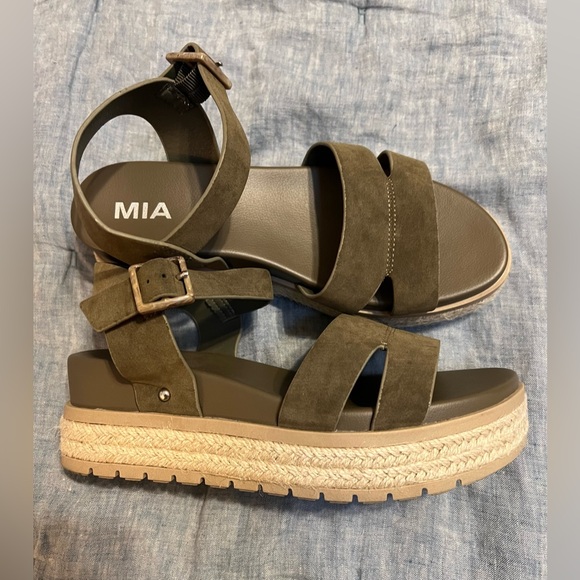 Mia “Evana” Wedge Sandals Olive Green EUC Only Worn Once Size 8 - Picture 8 of 10